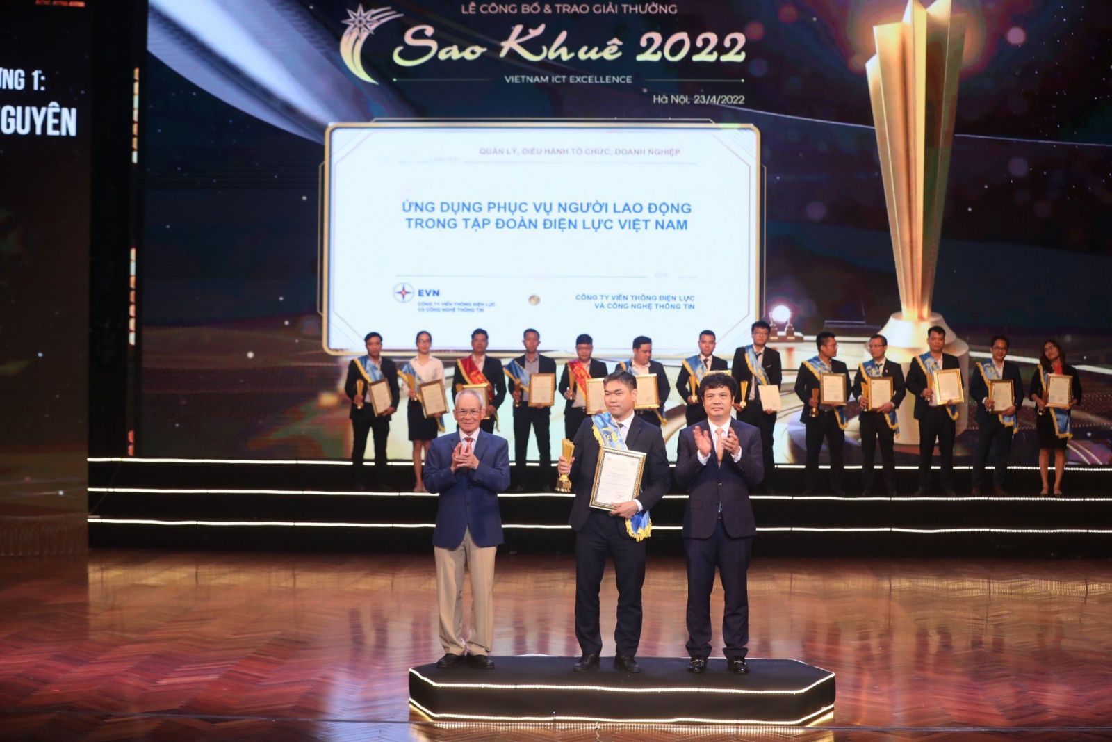 Ông Nguyễn Đức Hùng - Giám đốc Trung tâm Phát triển phần mềm thuộc EVNICT đại diện nhận Giải Sao Khuê 2022.